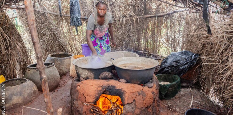 Fabrication de sel de cuisine au Bénin dans le village de Djègbadji