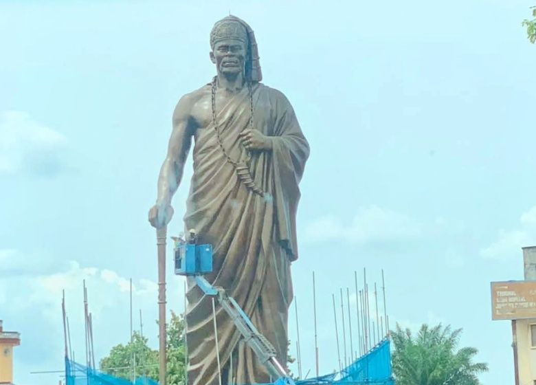 Place Toffa 1er, Porto-novo: Nouvelle statue du roi Toffa 1er