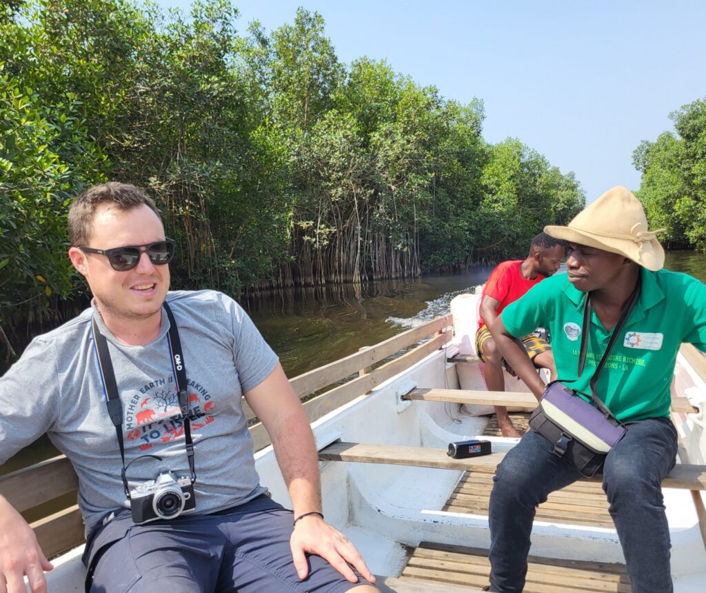 Promenade en pirogue dans la mangrove